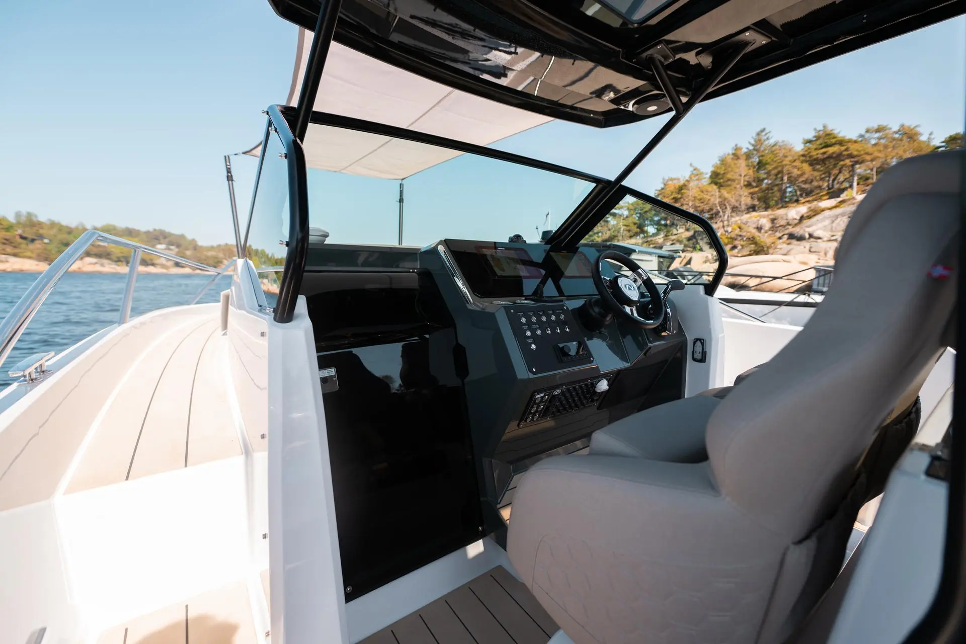 Nordkapp Enduro 830 exterior performance and deck image 24