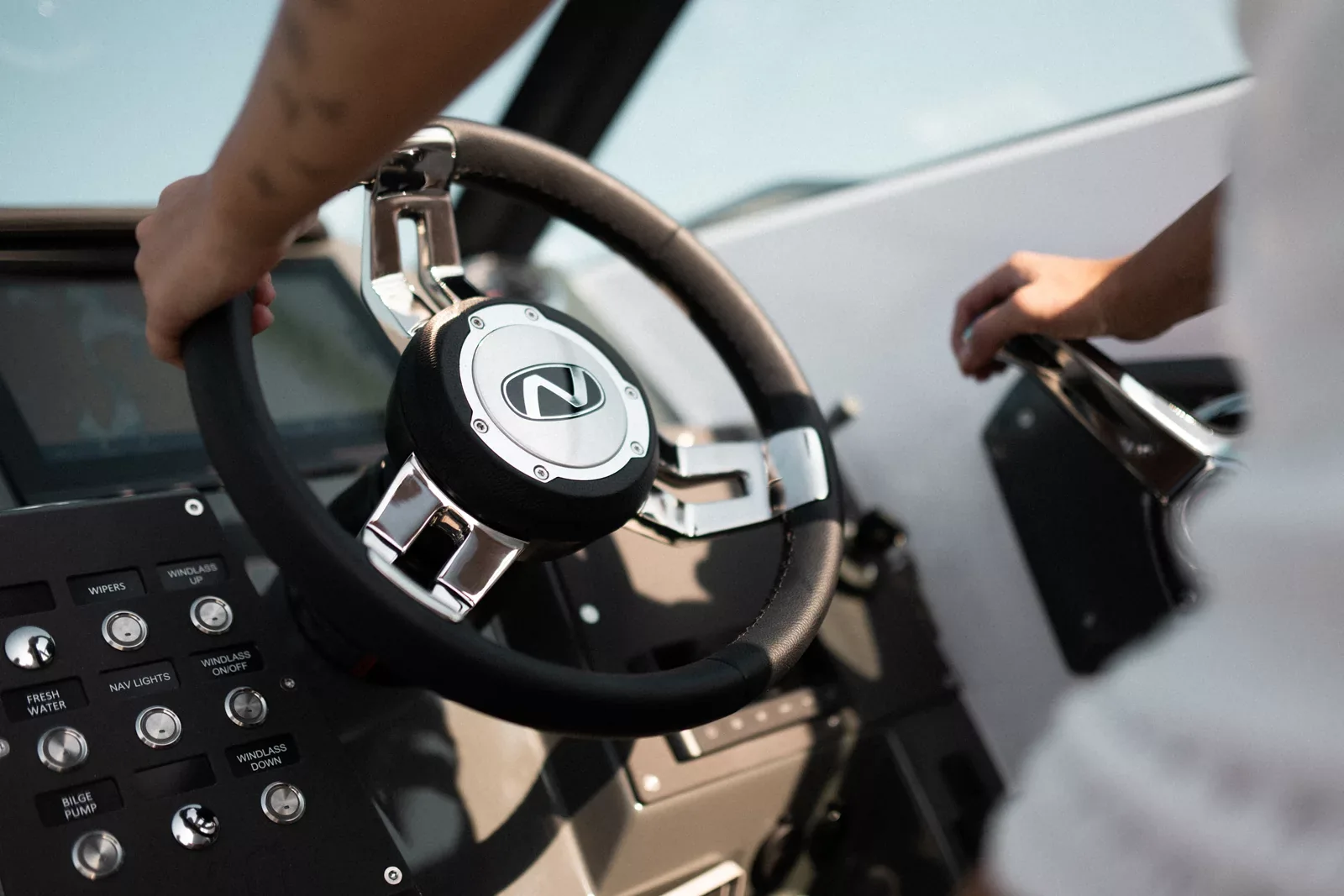 Noblesse 660 driver-focused helm