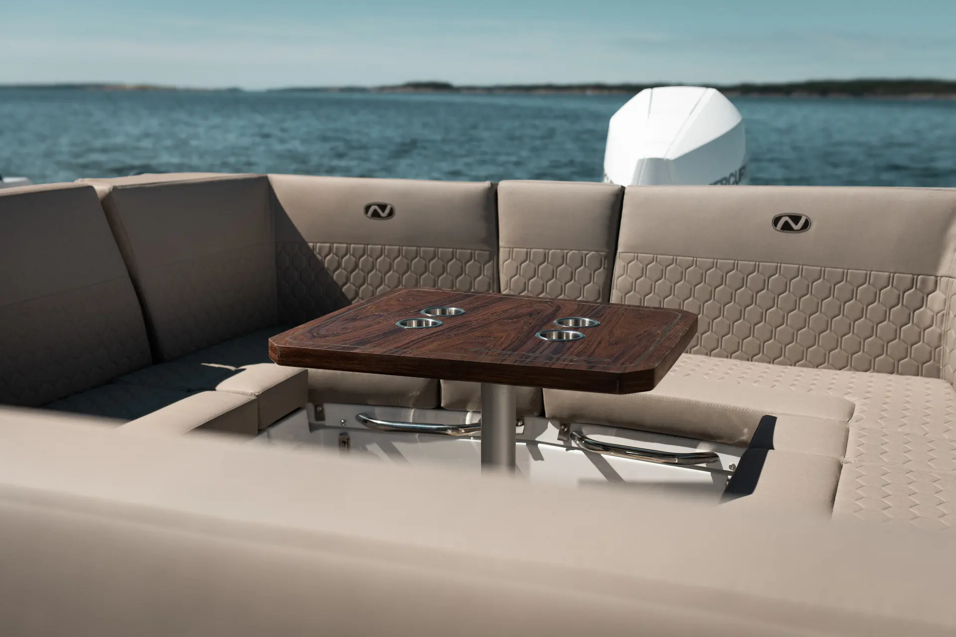 Noblesse 720 convertible aft lounge