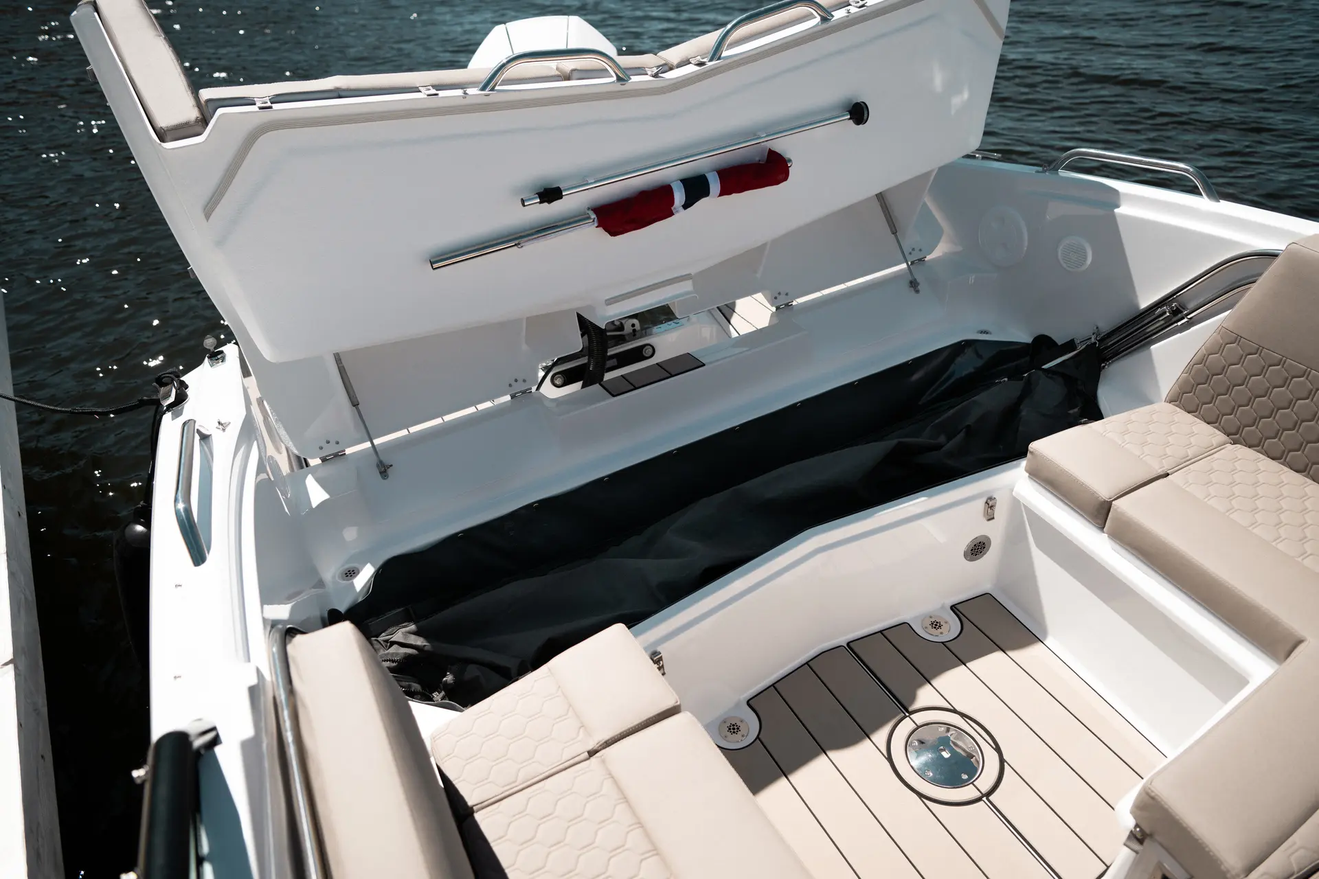 Nordkapp Noblesse 720 exterior performance and deck image 5