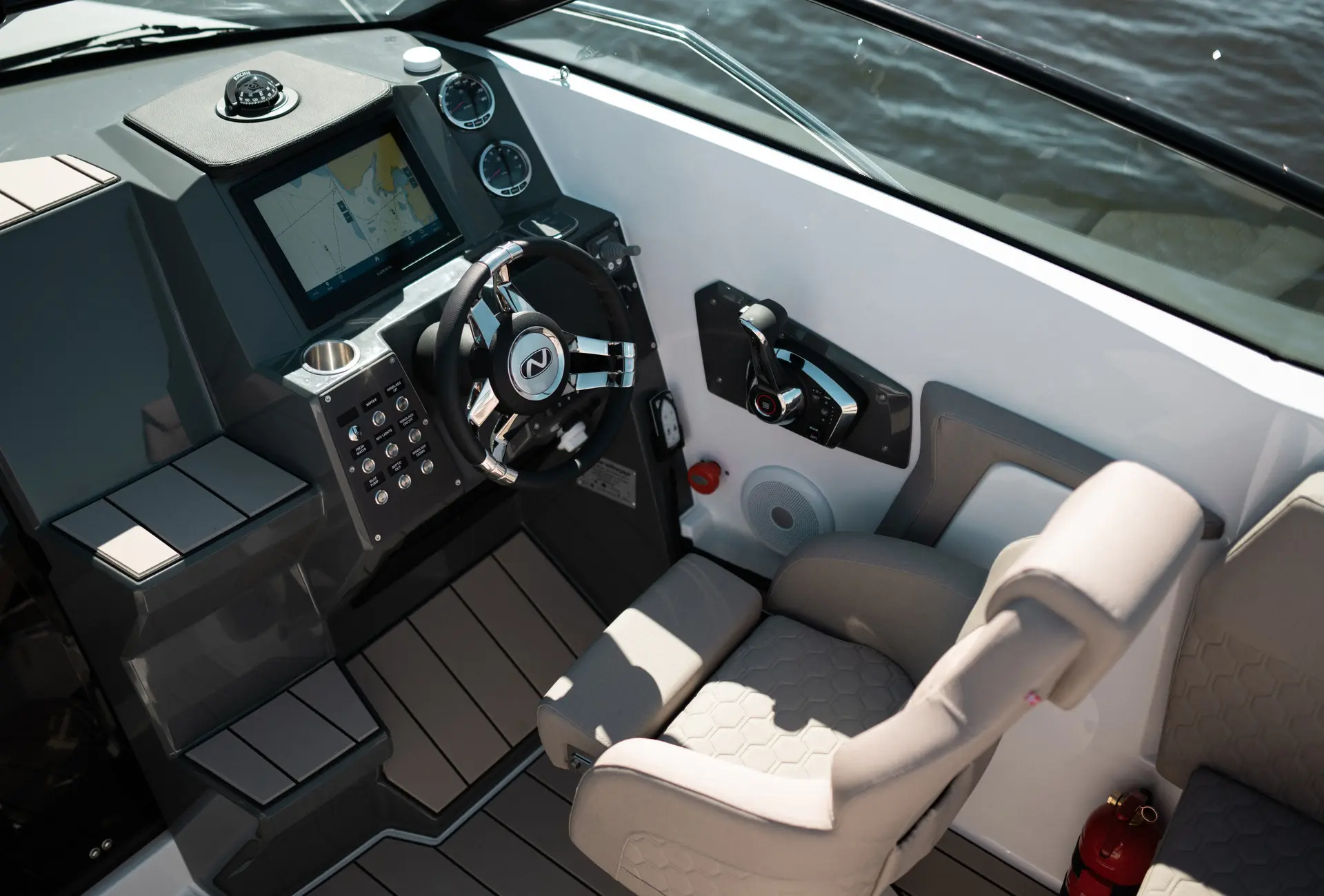 Noblesse 720 commanding helm
