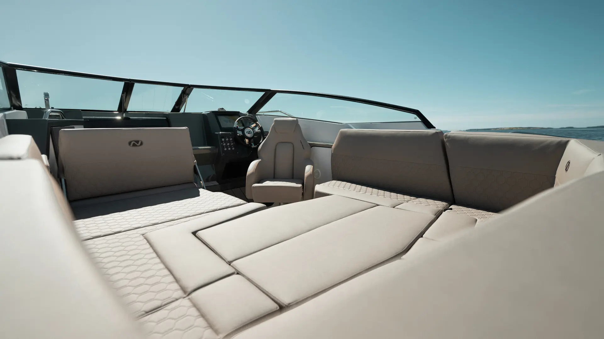 Nordkapp Noblesse 720 exterior performance and deck image 13