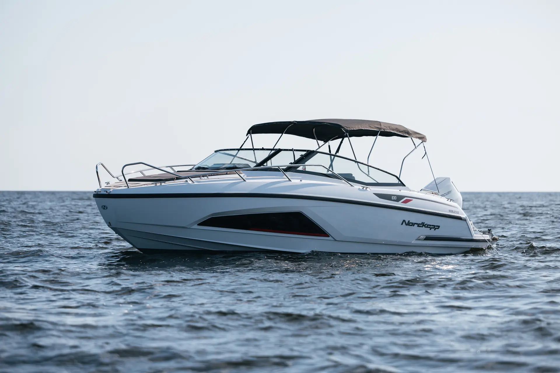 Noblesse 830 separate mid cabin