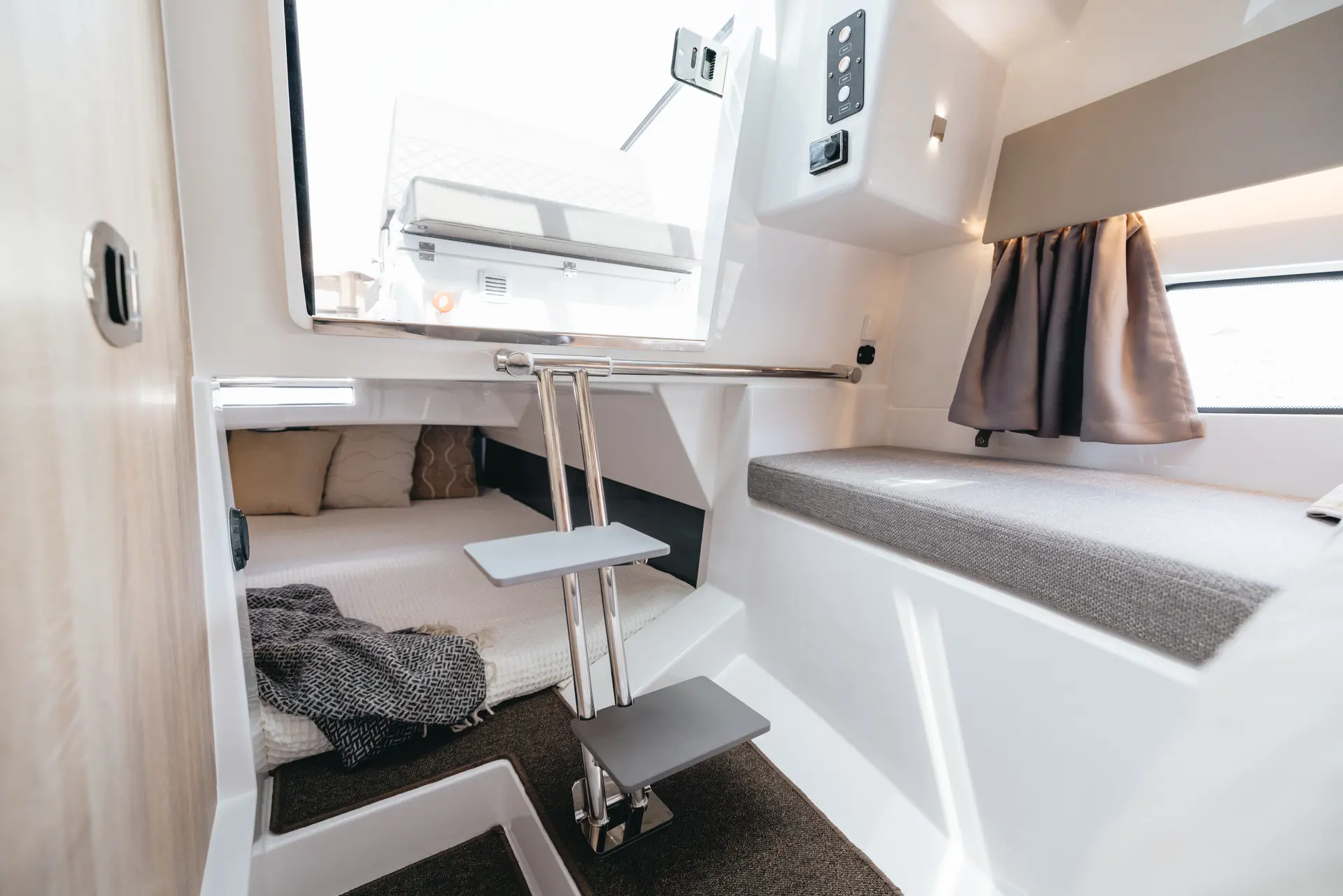 Nordkapp Noblesse 830 interior cabin image 17