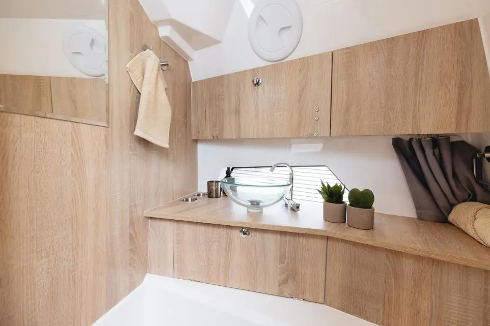 Noblesse 830 private bathroom