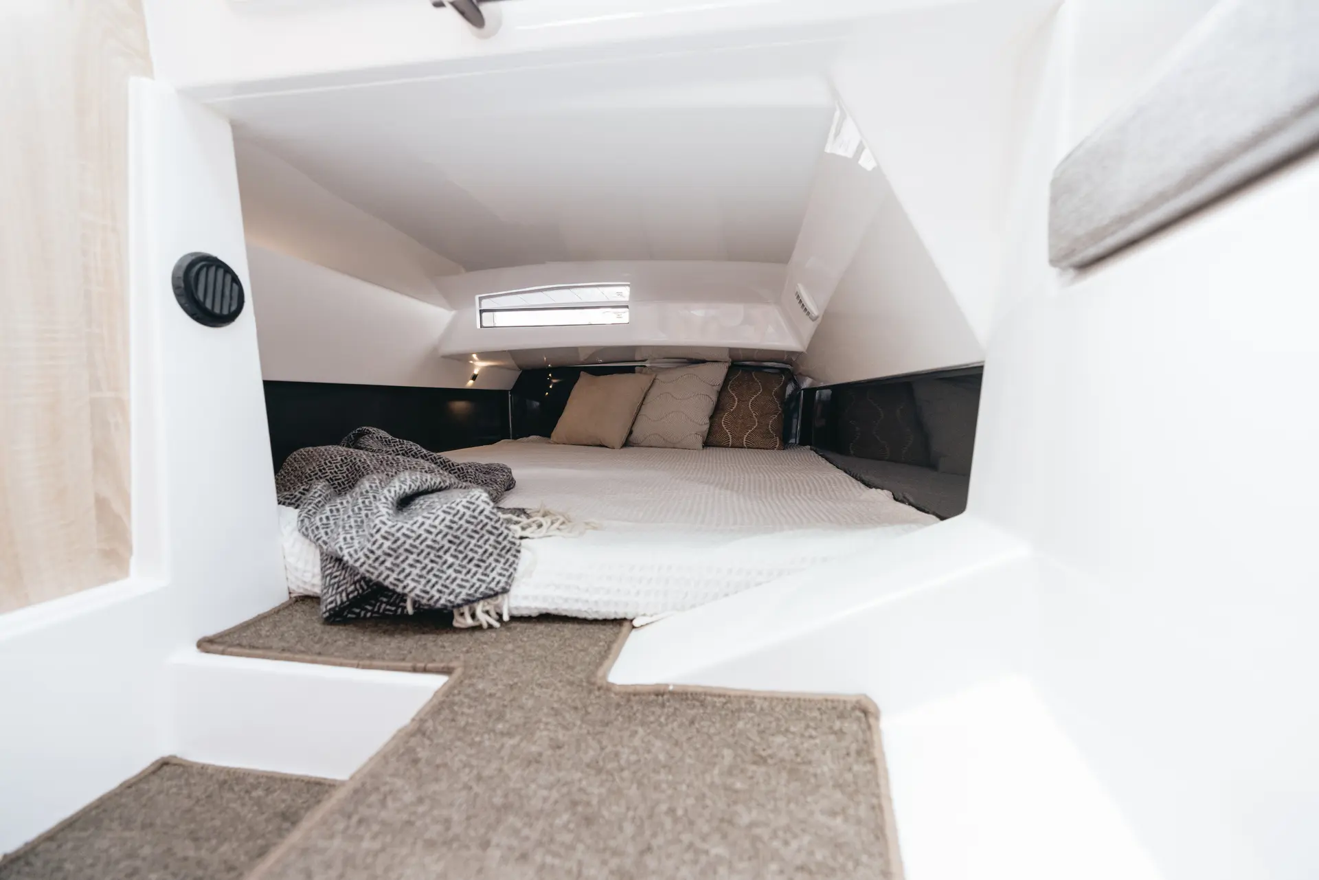 Noblesse 830 forward cabin