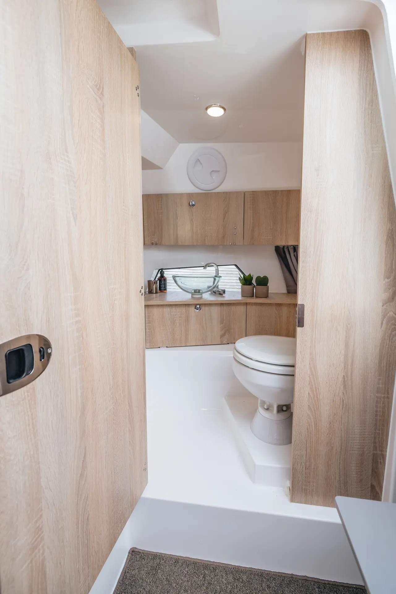 Nordkapp Noblesse 830 interior cabin image 27