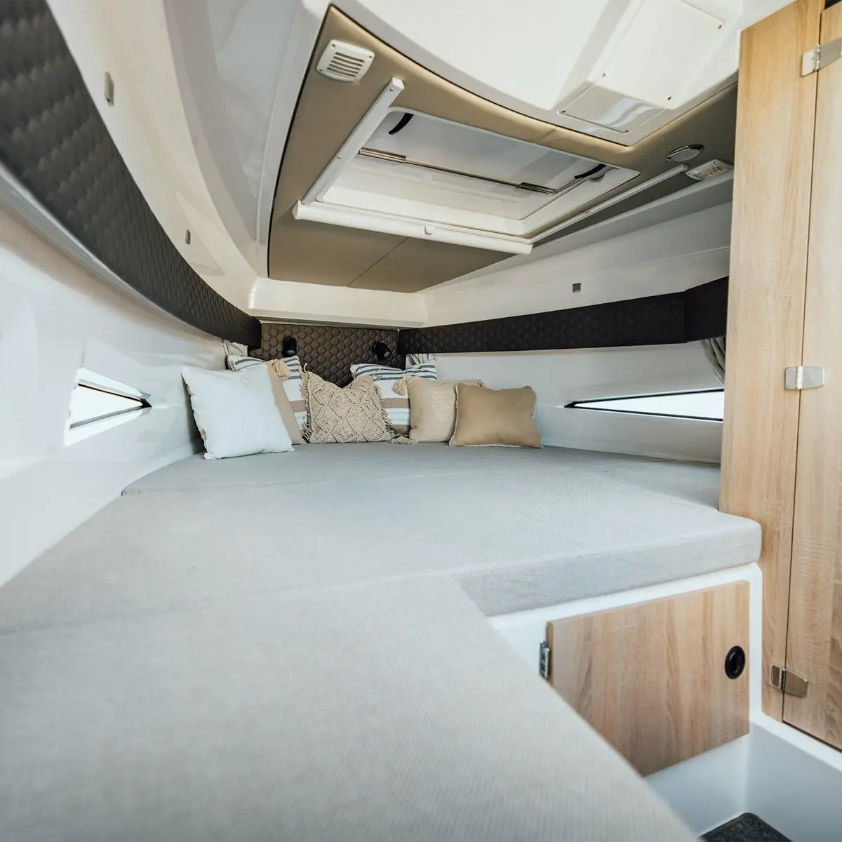 Nordkapp Noblesse 830 interior cabin image 37