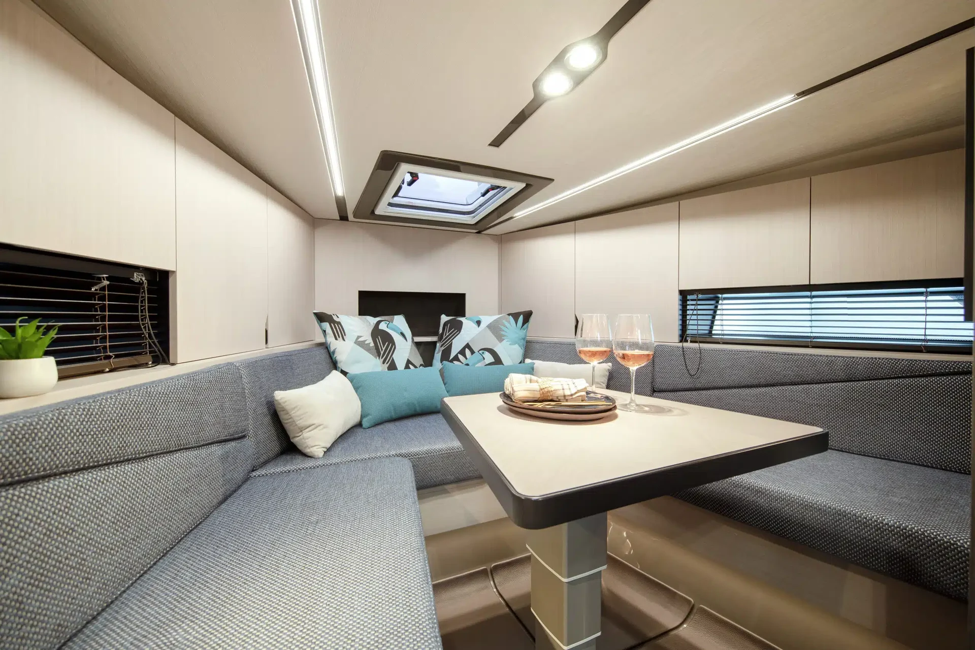 WINDY 40 CAMIRA RS interior 10